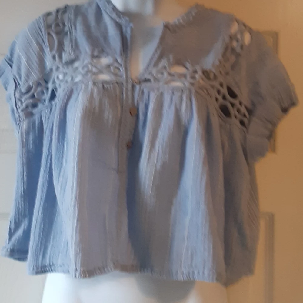 FREE PEOPLE BLUE AND WHITE CROPPED TOP, SIZE XS